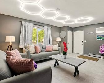 Luminaria - 2 Bed 1 Bath in a side by side duplex East Anchorage’s UMED district - Anchorage - Living room