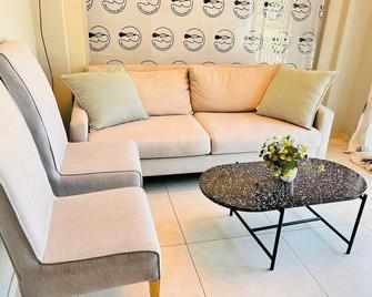 William Nicol Apartments by Monte La Vue Hotels - Sandton - Oturma odası