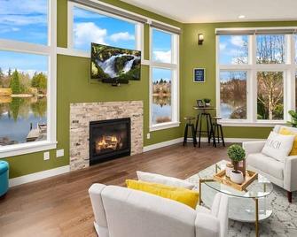 Lakeshore Serene Modern House| Dock| Billiard |Gym - Lynnwood - Living room