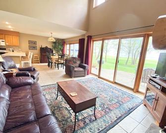Izaty's Lake House Townhomes #413 on Lake Mille Lacs at Izaty's Resort look - Onamia - Living room