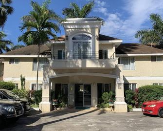 2-bedroom Apt - Enjoy 7 miles of White Sand Beach! 2 Apts by RedAwning - Negril - Building