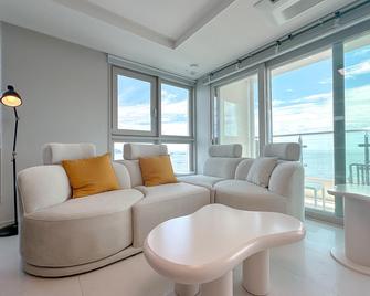 The first ocean Songdo - Busan - Living room