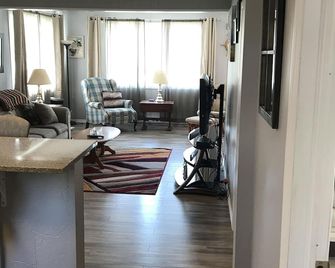 Parlee Beach Cottage for Rent. 3 Min Walk to Beach - Pointe-du-Chêne - Living room