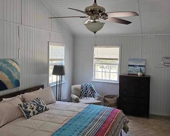 Starry Night Cottage - Eastpoint - Bedroom