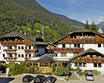 Alphotel Stocker Alpine Wellnesshotel - Sand in Taufers - Gebäude