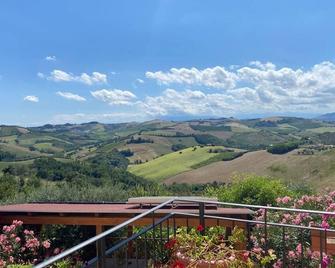 At Laura's house, country apartment in one of Italy's most beautiful villages - Montefiore dell'Aso - Balcón