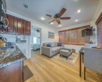 Lido/St. Armands, Sarasota-Walk to Beach & St. Armands, Private cottage w/grill! - Sarasota - Living room