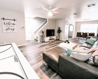 Beautiful/Spacious house - Alief - Living room