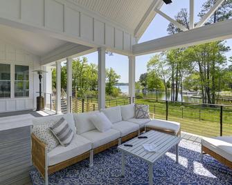 Custom built lake house on Lake Murray with New pool and hot tub!! - Irmo - Patio