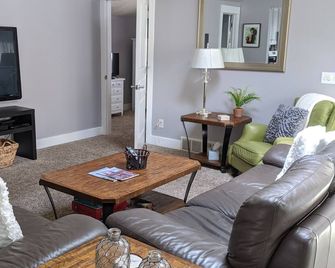 Saugatuck - Private Parking! Downtown! Entire House, Sleeps 6, Pets Ok! - Saugatuck - Sala de estar