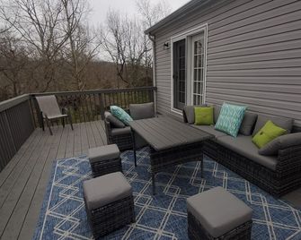 Quiet family friendly 4 bedroom water front lake retreat, near Mammoth Cave. - Leitchfield - Balcón
