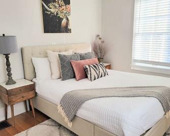 Downtown Main Street One-Bedroom Suite w/ Hi-Speed Wifi - Shelbyville - Ložnice