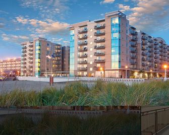 Beachfront! Seaside Condo, 2 Bedroom 2 Bath. Sleeps 6 - Seaside - Building