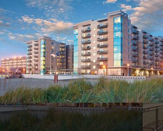 Beachfront! Seaside Condo, 2 Bedroom 2 Bath. Sleeps 6 - Seaside - Building