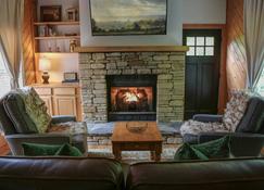 Highlands, NC - Cozy fireplace 3 min to posh Main Street, or majestic Dry Falls! - Highlands - Lounge