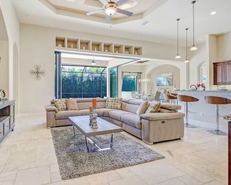 Palms Treasure 1025 Contemporary Family Home w/ Private Pool & Spa and Home Office - Cape Coral - Wohnzimmer