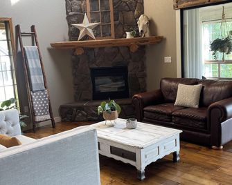 Mountain View Acreage Near Sylvan Lake | Huge Lit Patio, Bbq Bar & Horses! - Sylvan Lake - Sala de estar