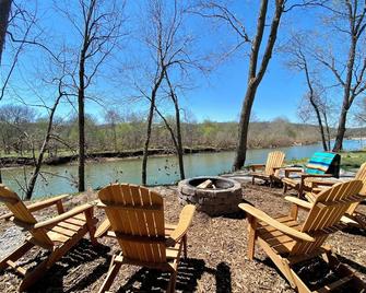 The Betty - Elk River Front Tiny Cabin in Noel, MO - Noel - Patio