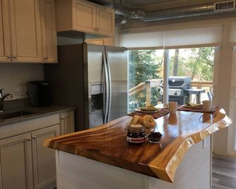 Experience the Ultimate Waterfront Luxury Escape with Your Own Private Hot Tub - Lansdowne - Kitchen