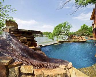 Big Timber Lodge: Your Ultimate Lakeside Escape! - Burnet - Pool