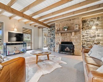 Quigtoo Cottage - Beautiful 4BR Stone Cottage l WiFi l Bath l Garden - Berridale - Living room