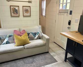 Columbus First Tiny House Amenities & Charm - Columbus - Living room