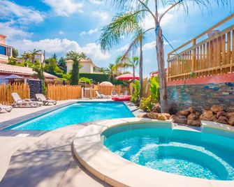 Hôtel et Appart Hôtel Les Flots Bleus - Agay - Pool