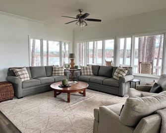 Charming Cottage with Stunning Point Views, Flat Lot, Walk-in Water, and a Dock! - Jasper - Living room