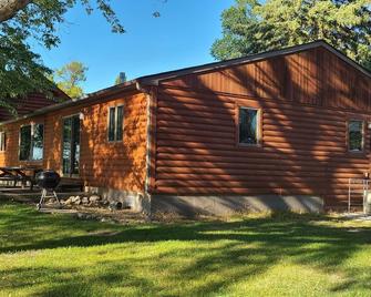 Full Home directly on lake, great for fishing! - Ortonville - Edificio