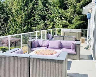 Stunning open style home set on 3 acres in the Seaside hamlet of Jordan River. - Port Renfrew - Balkón