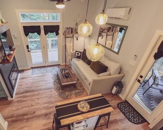 The Perch…a modern storybook treehouse with hot tub - Connelly Springs - Sala de estar