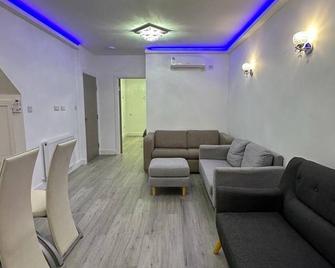 Impeccable 2-Bed Apartment in London - London - Living room