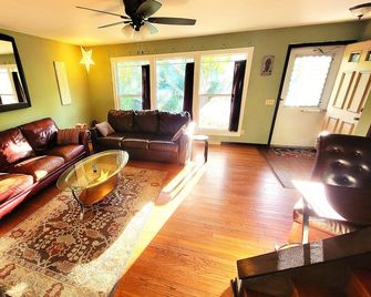 Peaceful retreat in the UW Arboretum - Madison - Living room