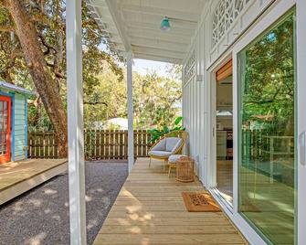 Comfy cottage near the beach with central AC, fast WiFi & yard - dog-friendly - Folly Beach - Patio