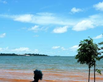Saffron Beach Bistro & cottages - Entebbe - Playa