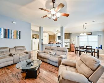 Private Pool W/Full Amenities By Bld & Joe Pool Lk - Mansfield - Living room