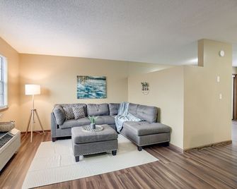 Aviator's Lounge 1br 1 Bth Free Parking Wifi - Easy Access Quite And Comfortable - Platte City - Вітальня
