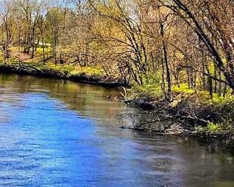 Rum River Retreat! Clean & Cozy on 15 acres! - Cambridge - Outdoors view