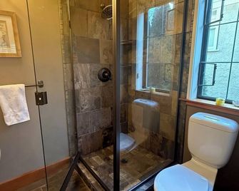 Beautiful Queen Suite near Castle, City & Beach - Victoria