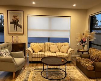 Brand New & Central - 3 Bedrooms with 3 En suites - Auckland - Lounge