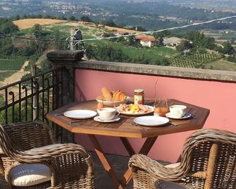 Charming house with fantastic view and in the centre of Novello. - Novello - Balcone