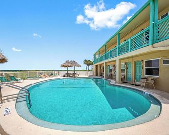 Chateau 7W- Gulf-Front Retreat -Great rates! - Belleair Beach - Pool