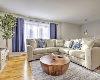 New! Updated Mystic Home W/ Sauna, Hot Tub & Deck - Mystic - Living room