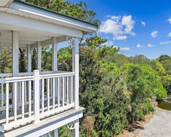 Clean, Beachy, Amazing Waterview Near Folly Beach & Downtown Charleston - Folly Beach - Balcone