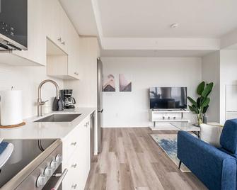 1BR Modern Condo - King Bed and Stunning City View - Kitchener - Kitchen