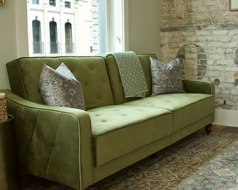 Stylish Condo Overlooking Broadway - Paducah - Living room