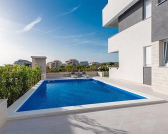 Apartments & Rooms Pool Villas Maris B - Novalja - Piscine