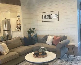 Modern farmhouse with a pool - Cat Spring - Sala de estar