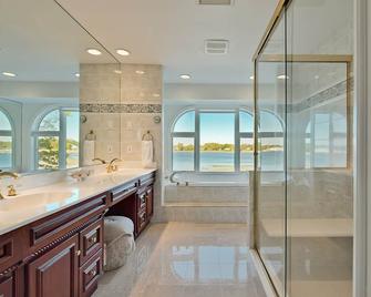 Private Sandy Beach Amazing Waterfront & Hot Tub - Branford - Bathroom