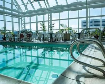 Four Sails Resort Oceanfront condo with 2 Oceanfront Balconies - Virginia Beach - Piscine